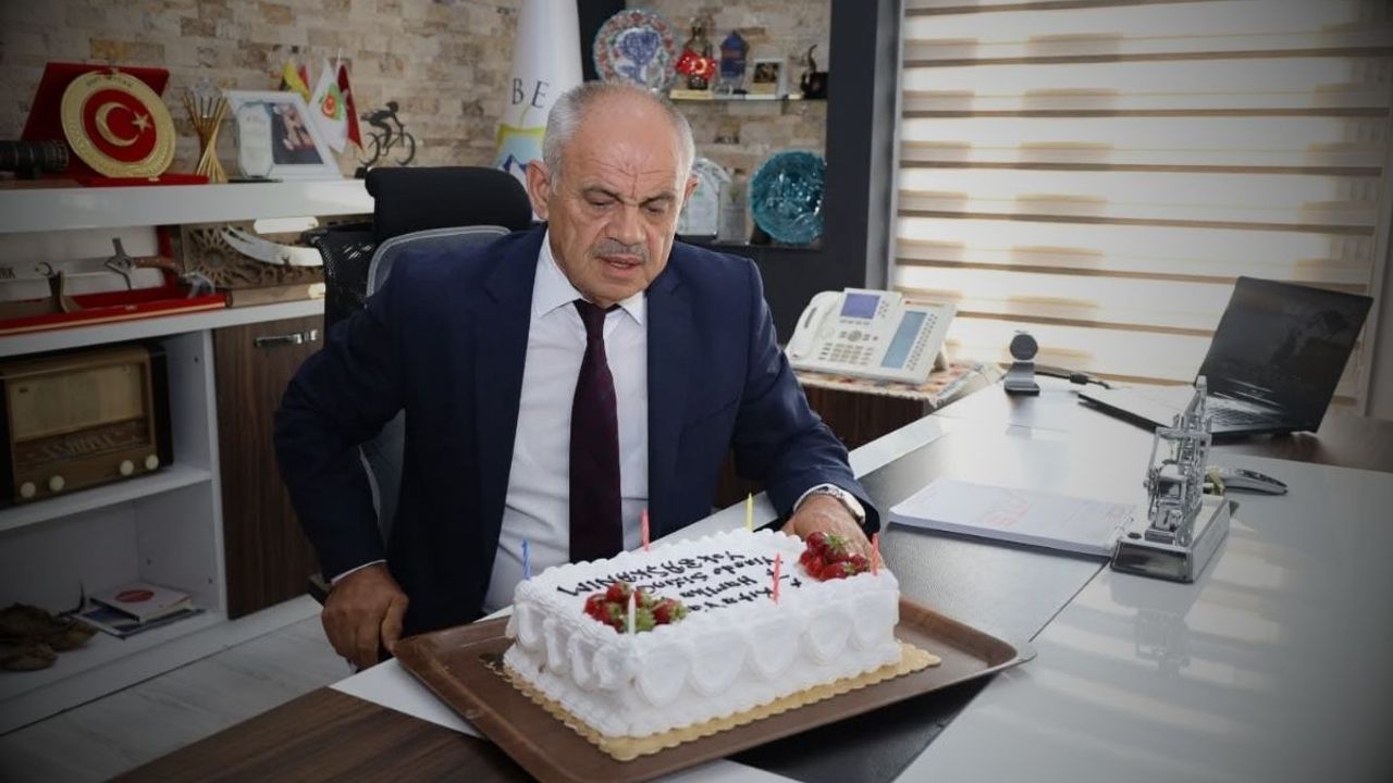 Kayserili başkan 65 yaşına bastı! Sürpriz pasta detayı dikkat çekti