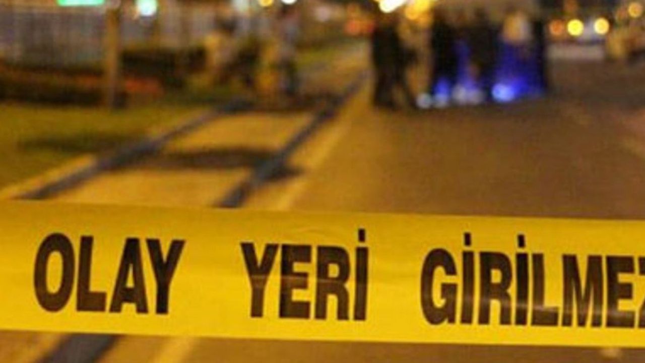 Adana'da otomobil park halindeki tankere çarptı: 2 yaralı