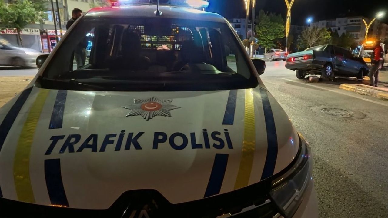 Korkunç kaza sonrası otomobilin içindekiler kaçtı!