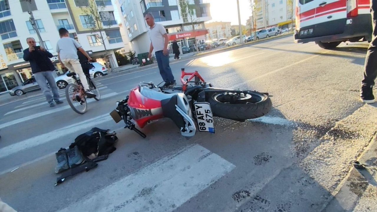 Aksaray’da servis minibüsü ile motosiklet çarpıştı: Sürücü ağır yaralandı