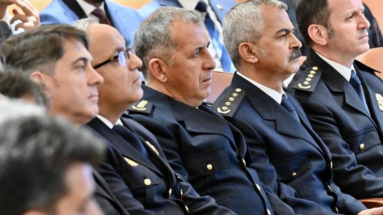 Ali Yerlikaya Kayseri eski Emniyet Müdürü Kamil Karabörk ve yeni atanan müdürleri kabul etti