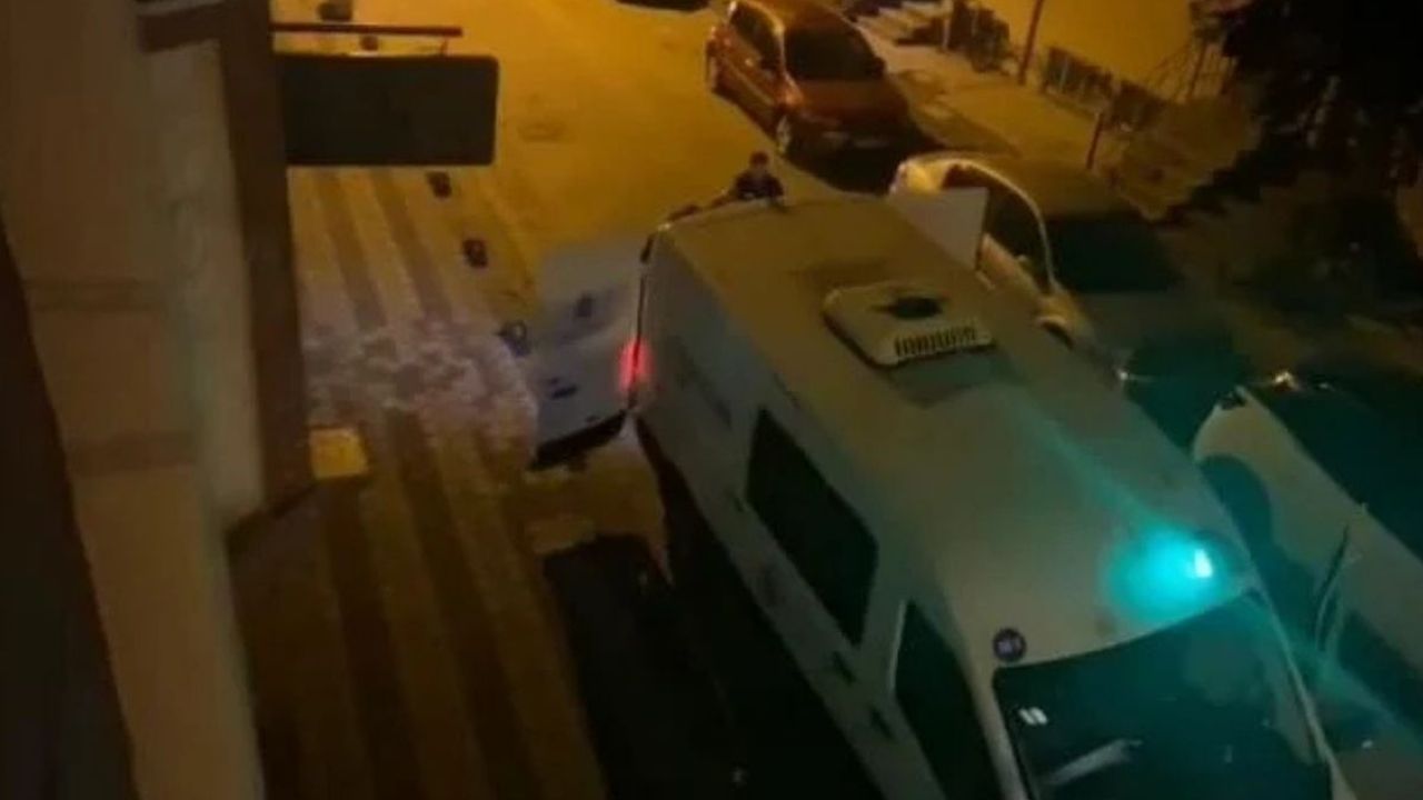 Babasının boğazını kesen genç kız kendini ihbar etti!