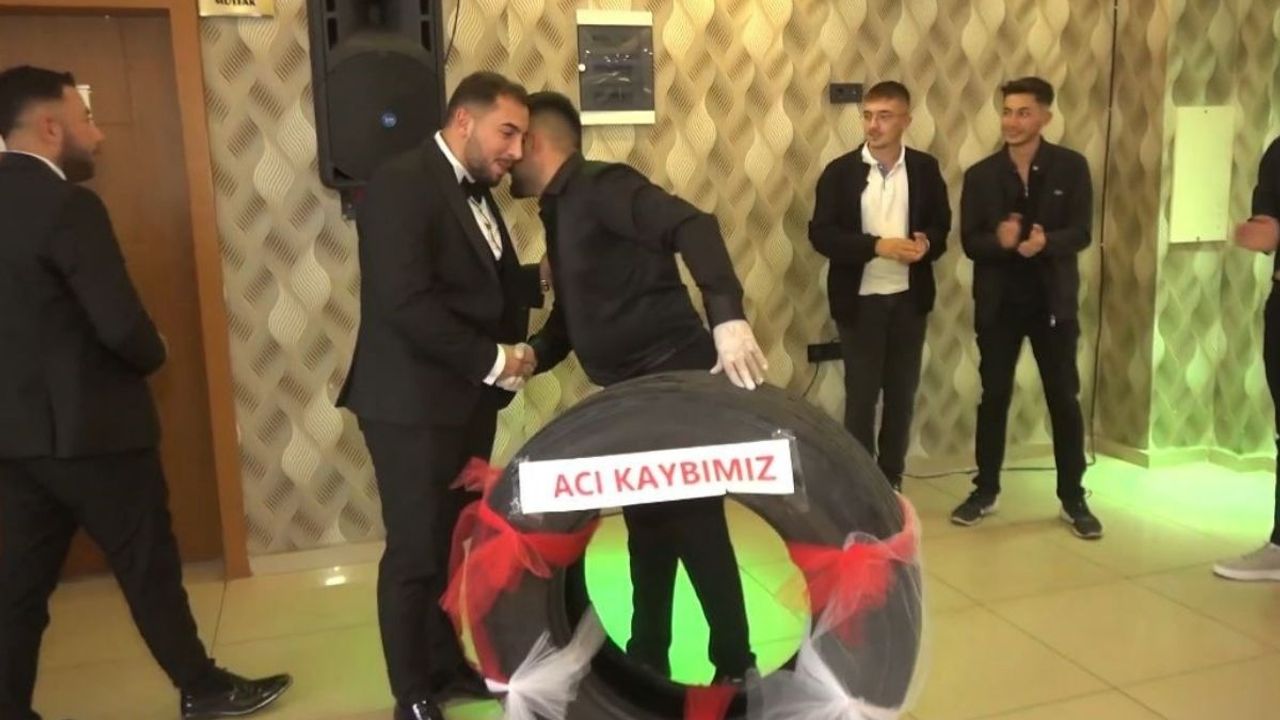 Böylesi görülmedi: Damadın arkadaşlarından sıra dışı hediye!