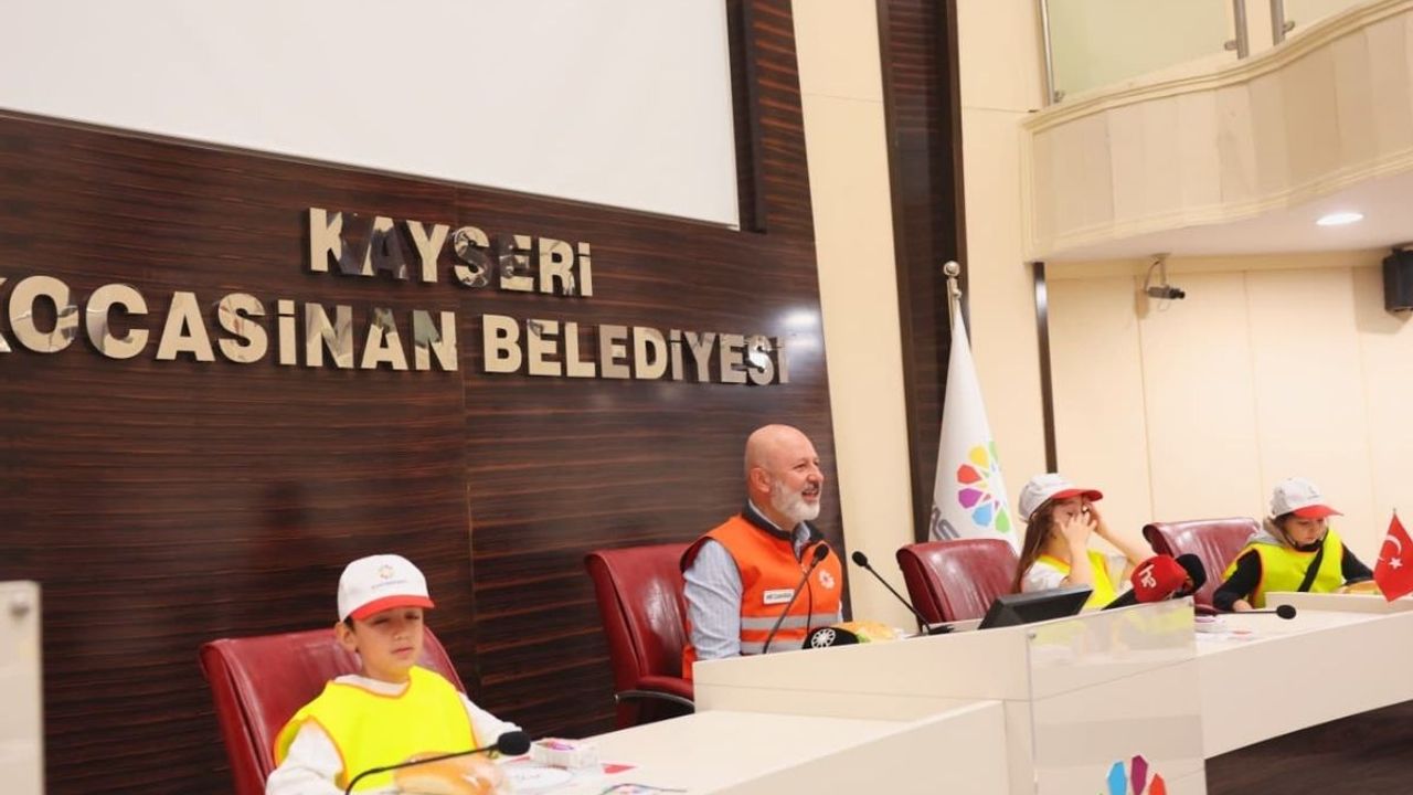 Başkan Çolakbayrakdar öğrencilerle çöp topladı