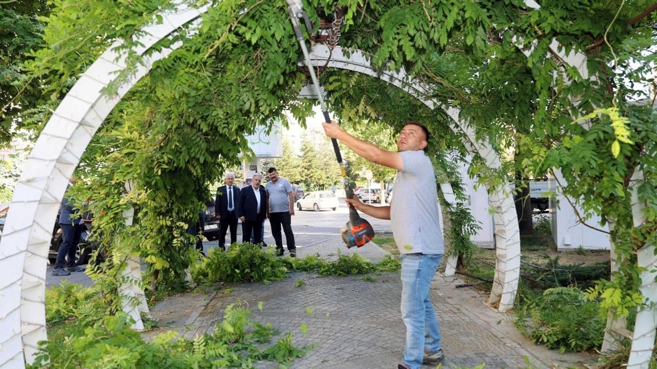 Talas’ın ‘Belediye Mahallemizde’ uygulaması parmakla gösteriliyor