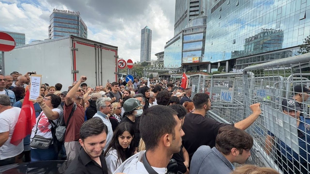 CHP'de barikat gerginliği! Polis müdahale etti