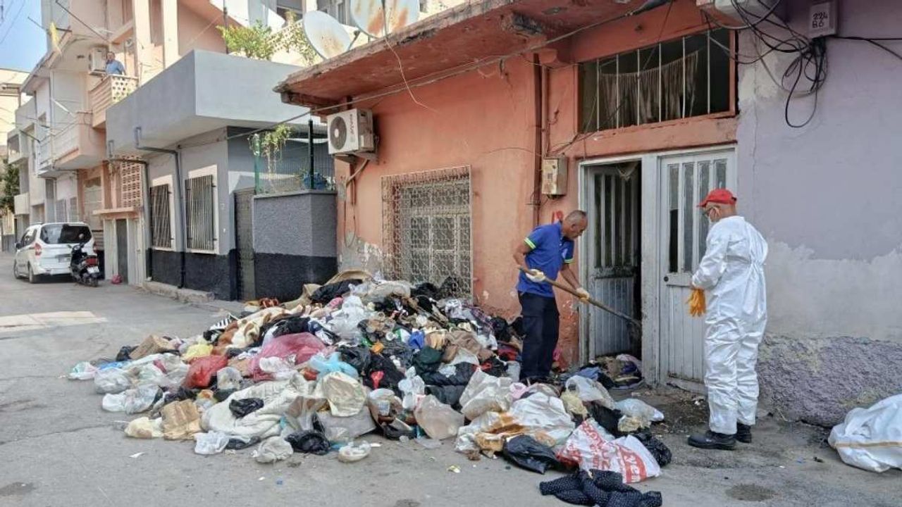 Adana’da böceklerin sardığı evden 2 kamyonet dolusu çöp çıktı