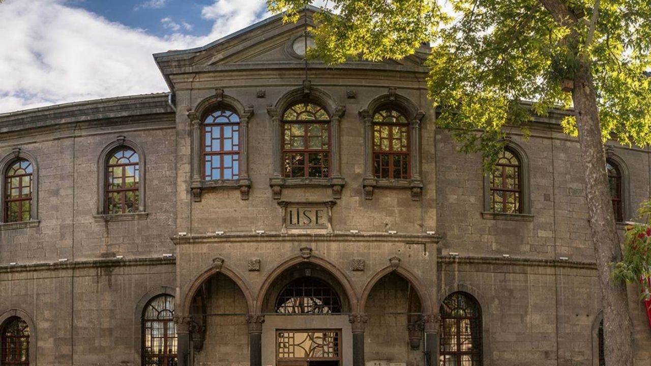 Cumhurbaşkanları ve Sanatçıları yetiştiren okul : Kayseri’nin Taş Mektebi