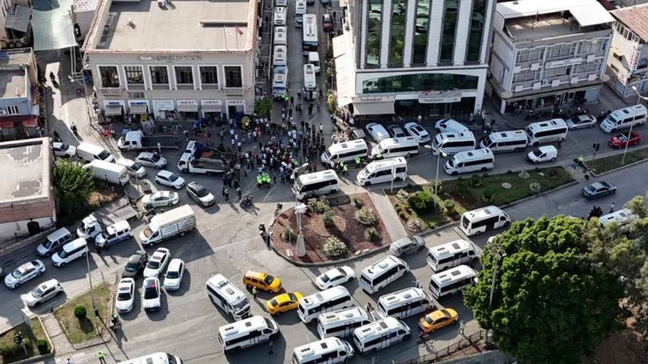 Adana’da dolmuş şoförlerinden eylem: Trafik kilitlendi