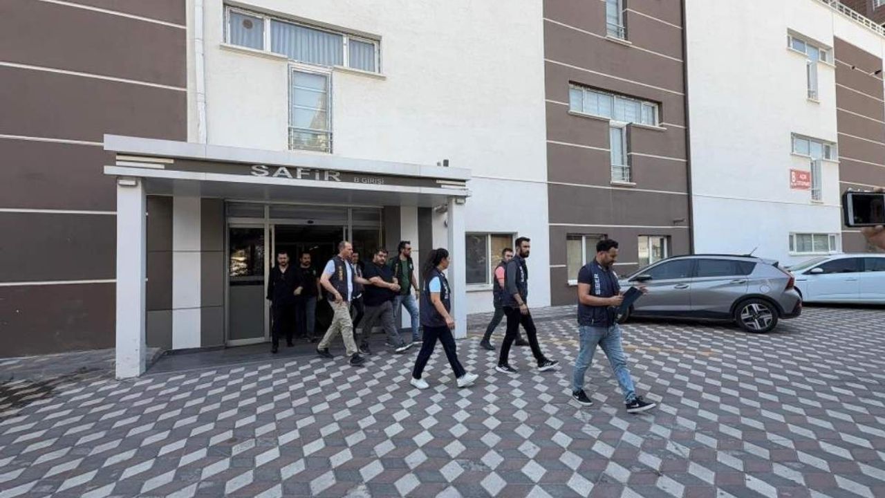 Bürokratların ellerinde listelerle para topladığını öne süren Gazeteci tutuklandı