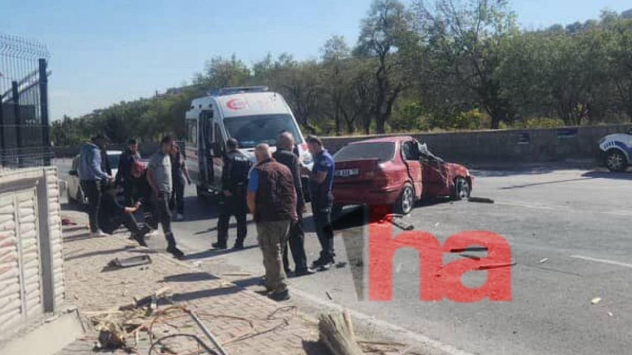 Hacılar’da kontrolden çıkan araç direğe çarptı