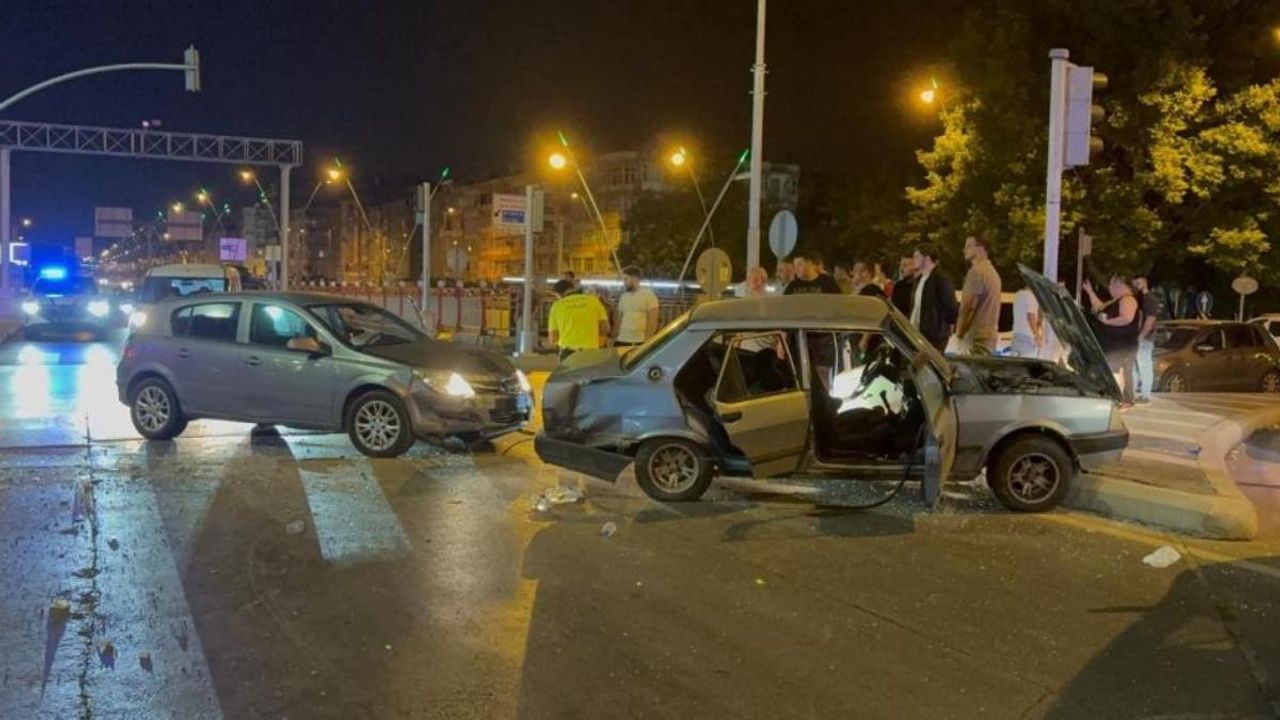 Kayseri'de feci çarpışma: Otomobil ortadan büküldü!