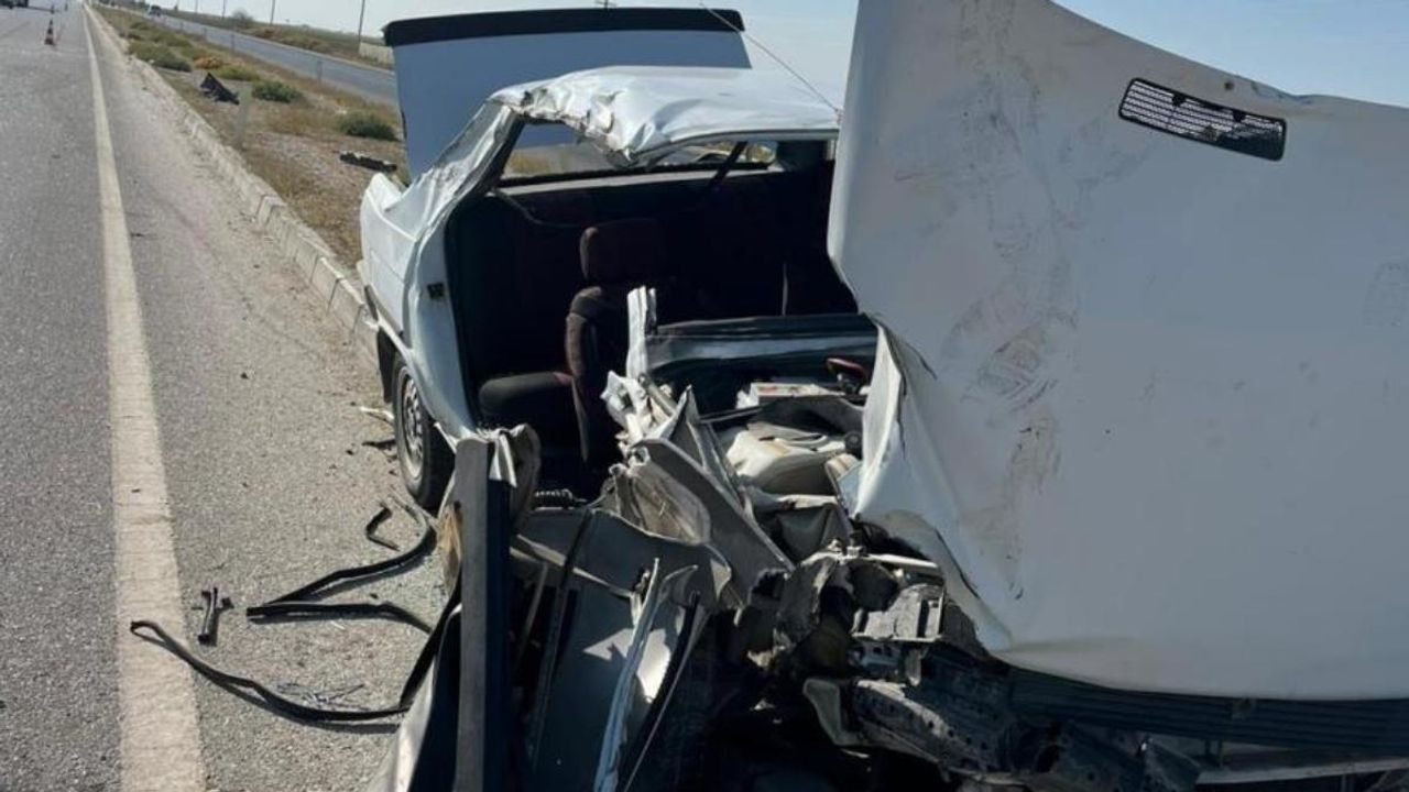 Konya Karapınar Yolu'nda kaza: Otomobil refüje çıktı, 2 kişi ağır yaralandı!