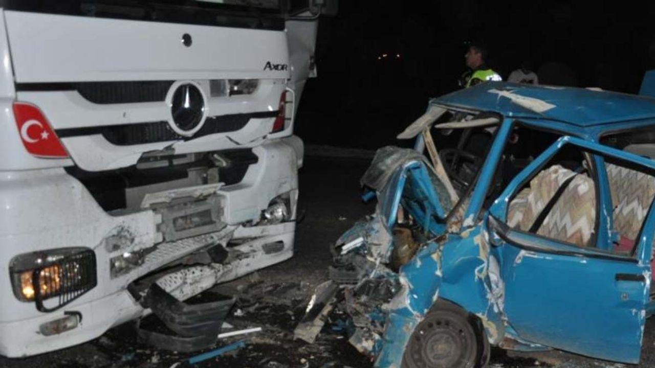 Afşin'de feci kaza! Tır ve otomobil kafa kafaya geldi