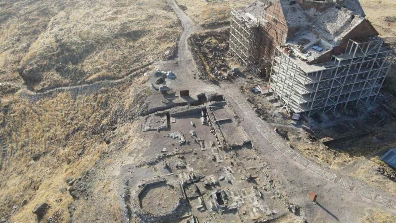 Ani Ören Yeri’nde yeni keşif: Yeni Selçuklu Kümbeti gün yüzüne çıkarıldı!