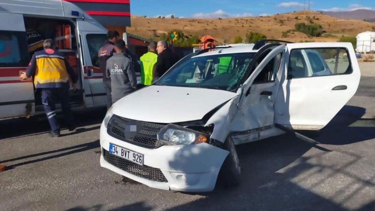 Sivas'ta trafik kazası: İki hafif ticari araç çarpıştı!