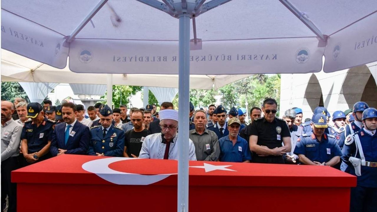 Kayseri’de bayrağına sarılı tabutla, gazinin vedası yürek burktu