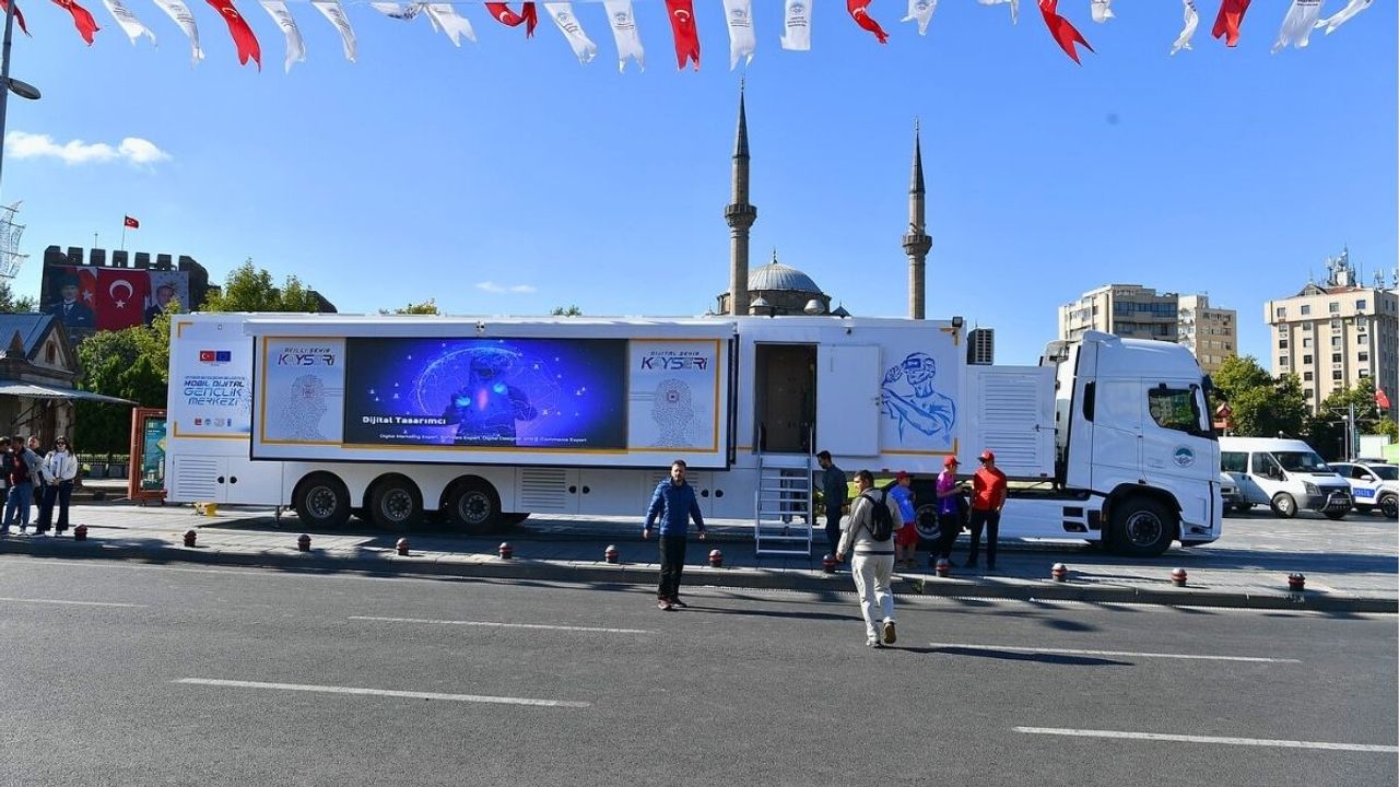 Kayseri’de dijital çağ hamlesi: Mobil dijital gençlik merkezi tanıtıldı