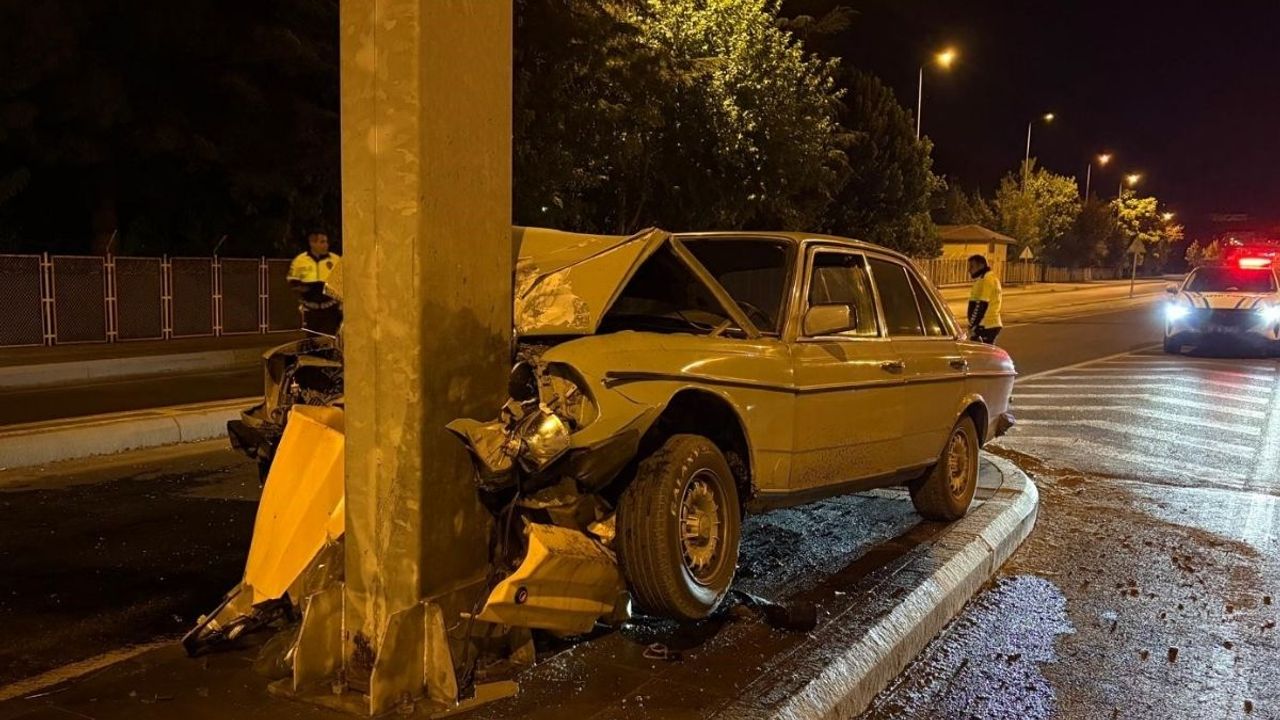 Kayseri’de otomobil direğe gömüldü: Sürücü ağır yaralı!