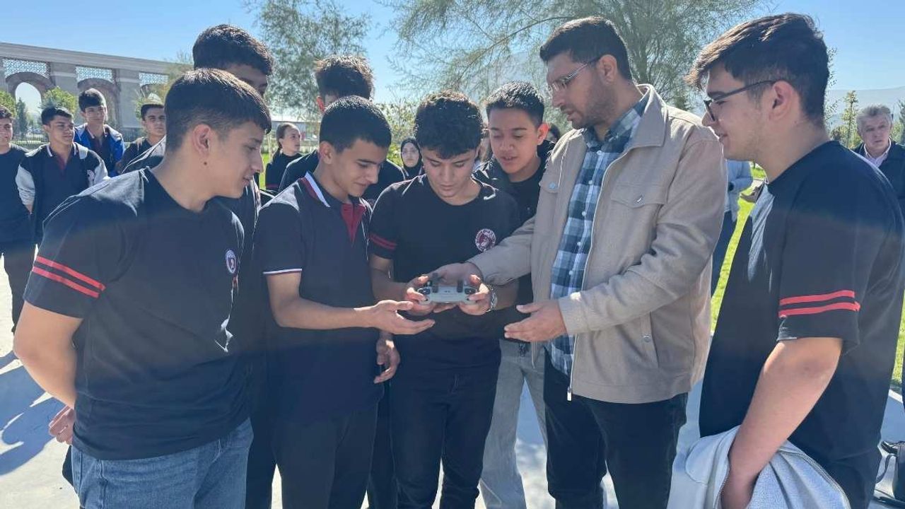 Kayseri Büyükşehir Belediyesi'nden öğrencilere Drone teknolojileri ve CBS eğitimi