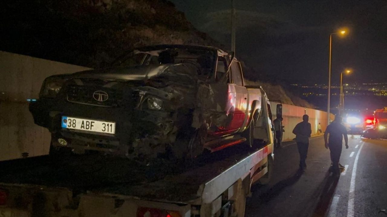 Kayseri’de iki araç kafa kafaya çarpıştı: 1 ölü 3 yaralı