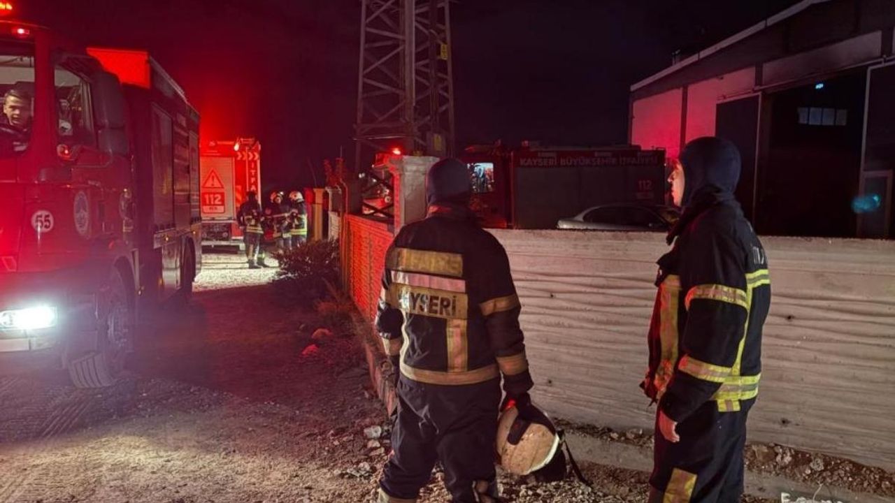 Kayseri’de plastik fabrikasında çıkan yangında 1 işçi zehirlendi