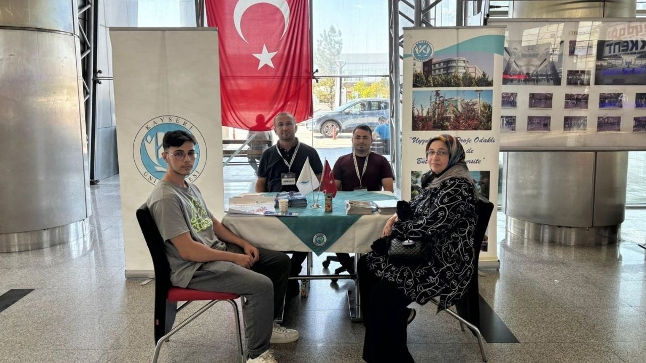 KAYÜ heyeti otogarda öğrencileri karşıladı