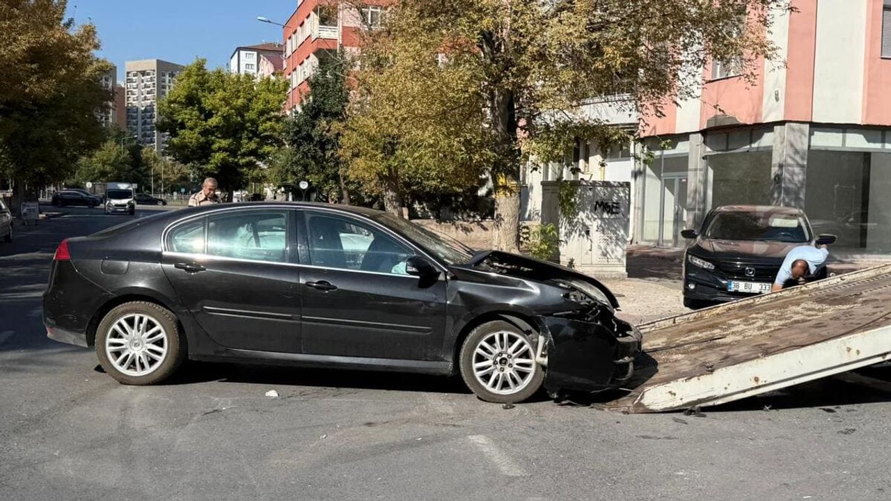 Kayseri’deki kaza yürekleri ağza getirdi! Araç kaldırıma çıktı