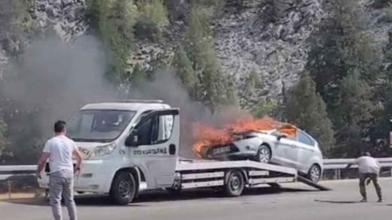 Konya Beyşehir’de çekici üzerindeki otomobil seyir halindeyken alev aldı!