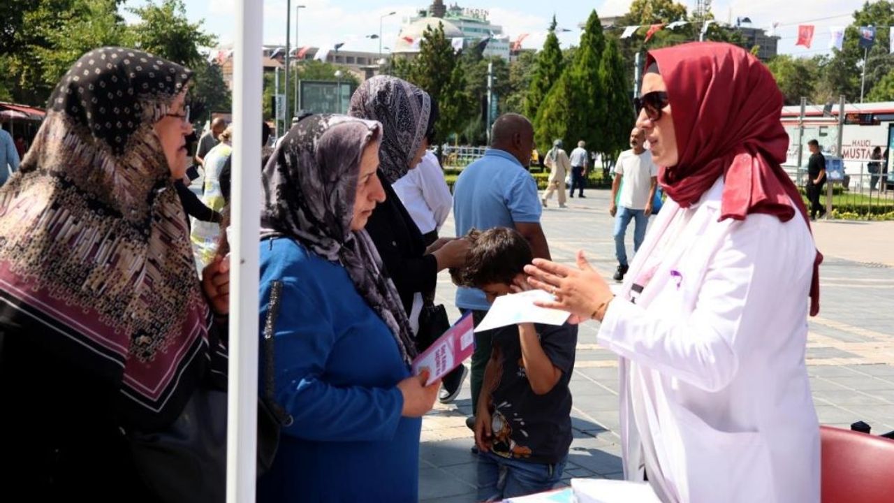Cumhuriyet Meydanı'nda kurulan standa yoğun katılım!