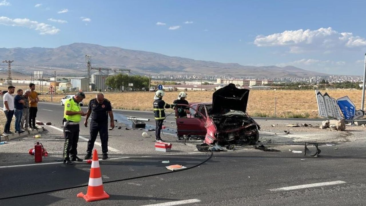 Refüje çarpan otomobil alev alev yandı!