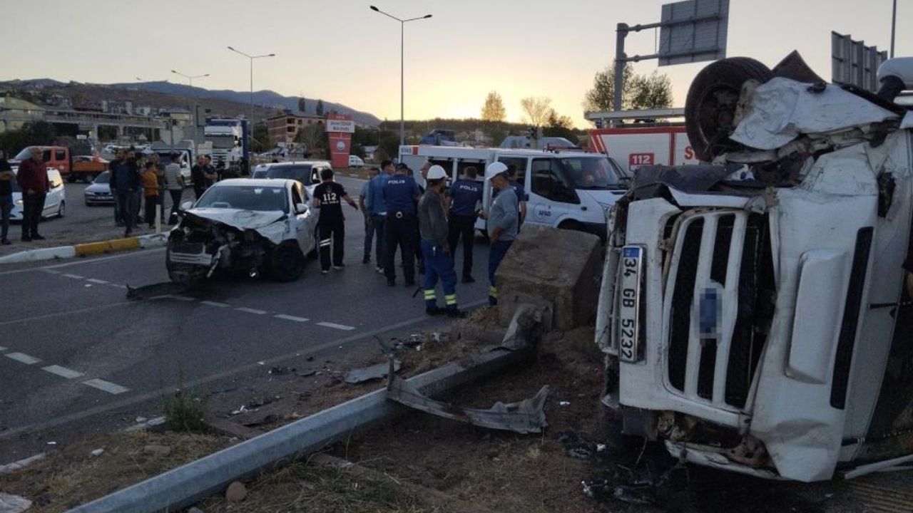 Fındık işçilerini taşıyan minibüs ile otomobil çarpıştı: 15 yaralı