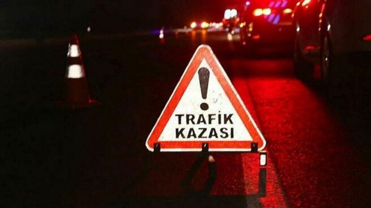 Kayseri yolunda otomobil kırmızı ışıkta bekleyen araca çarptı!