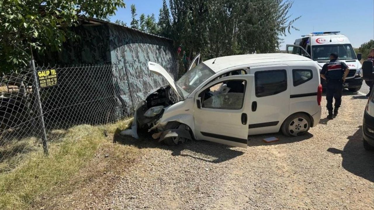 Lastiği patlayan araç bariyerlere çarptı: 2 yaralı