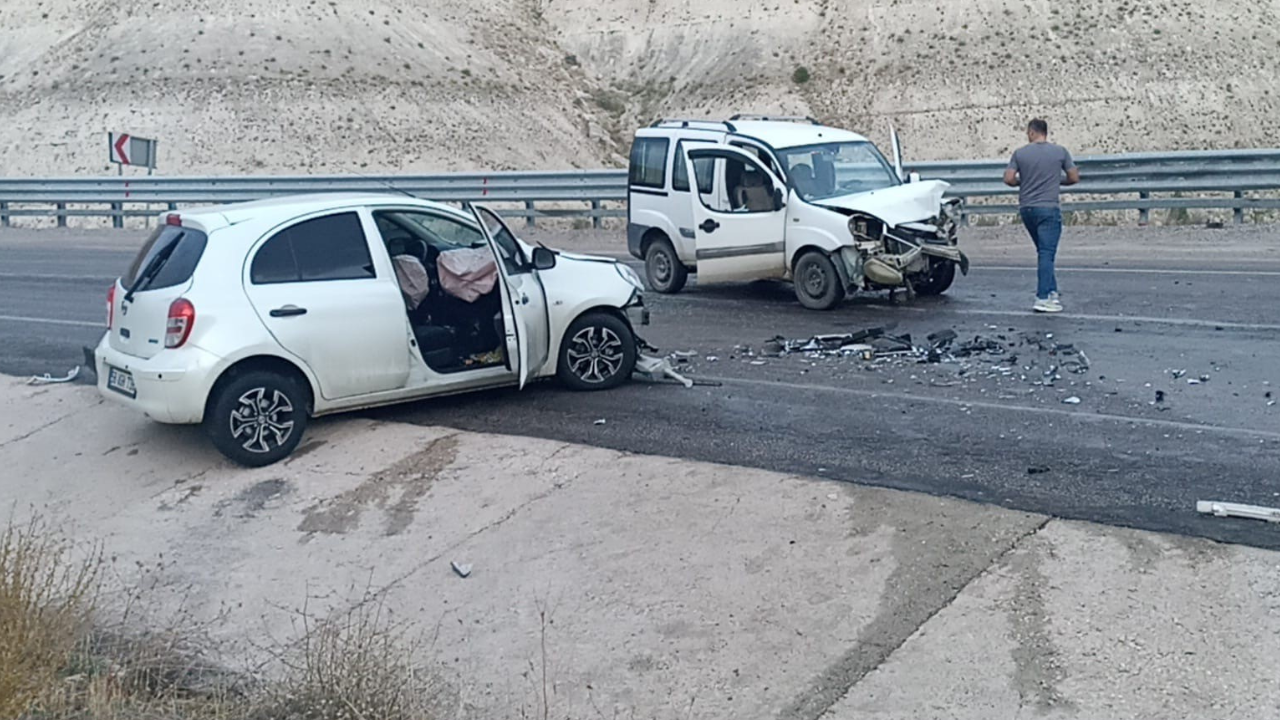 Kafa kafaya çarpışan araçlarda can pazarı: 4 Yaralı!