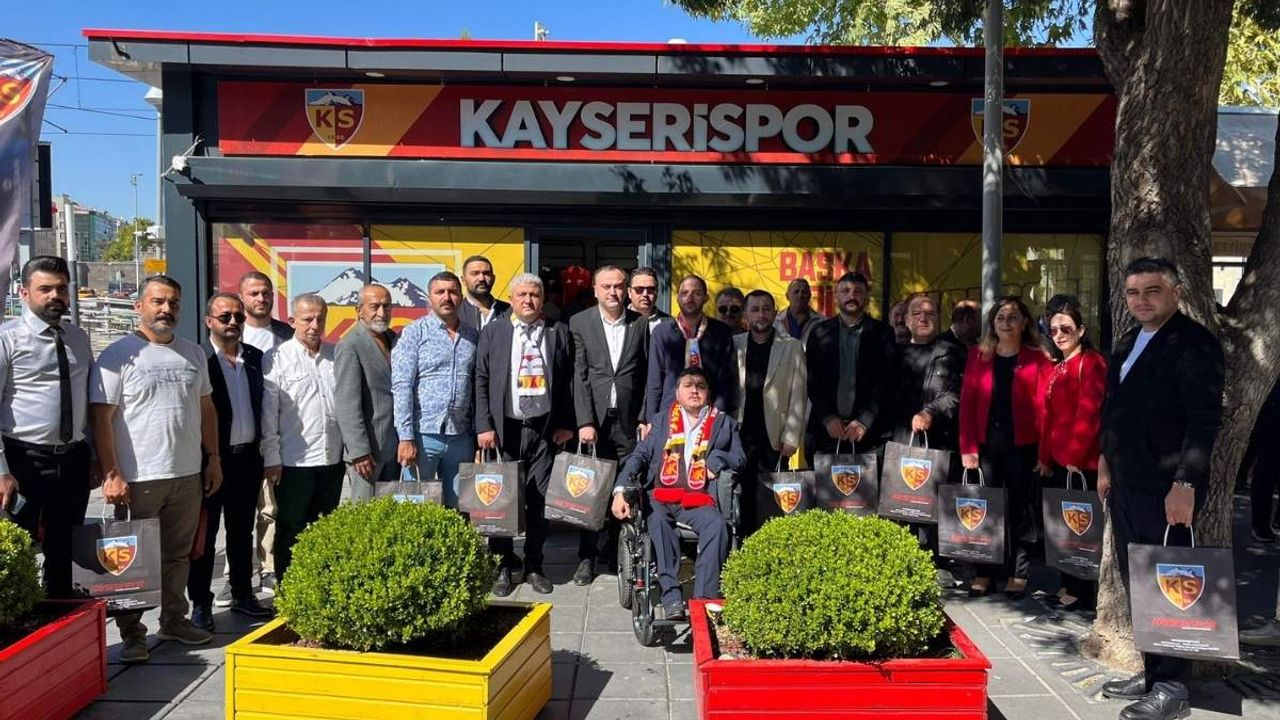 MHP Kayseri İl Teşkilatı KS Store ziyaretiyle Kayserispor’a destek oldu