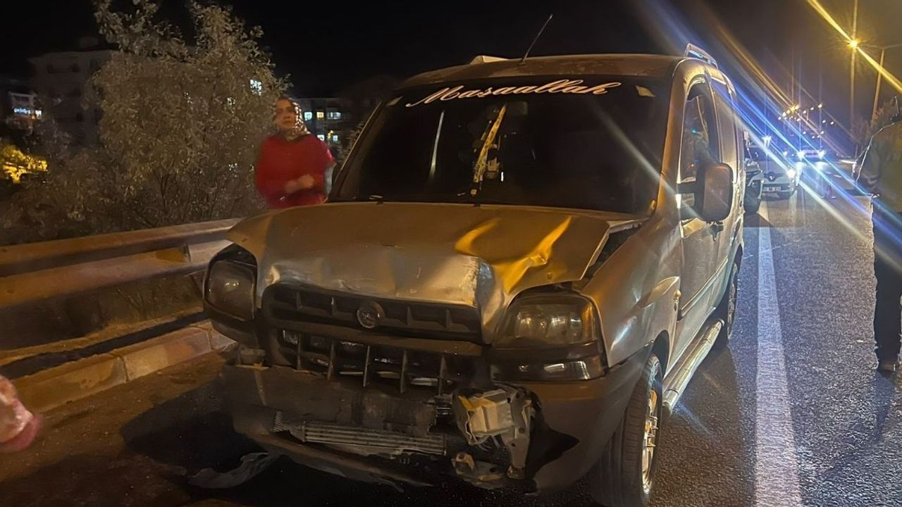 Aydınlatma direği devrildi: 2 kişi yaralandı
