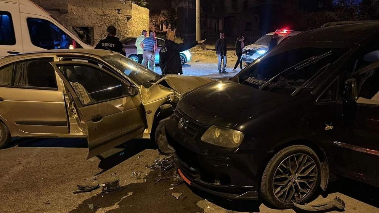Niğde’de korkutan kaza: İki otomobil kafa kafaya çarpıştı, 4 yaralı!
