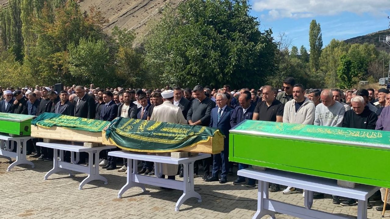 Ölüm yolu: 4 kişi cenazeye uğurlandı