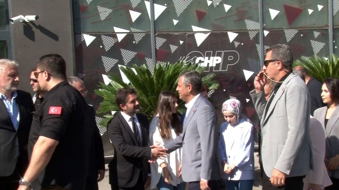 Özgür Özel CHP Sarıyer’deki parti binasında açıklama yaptı
