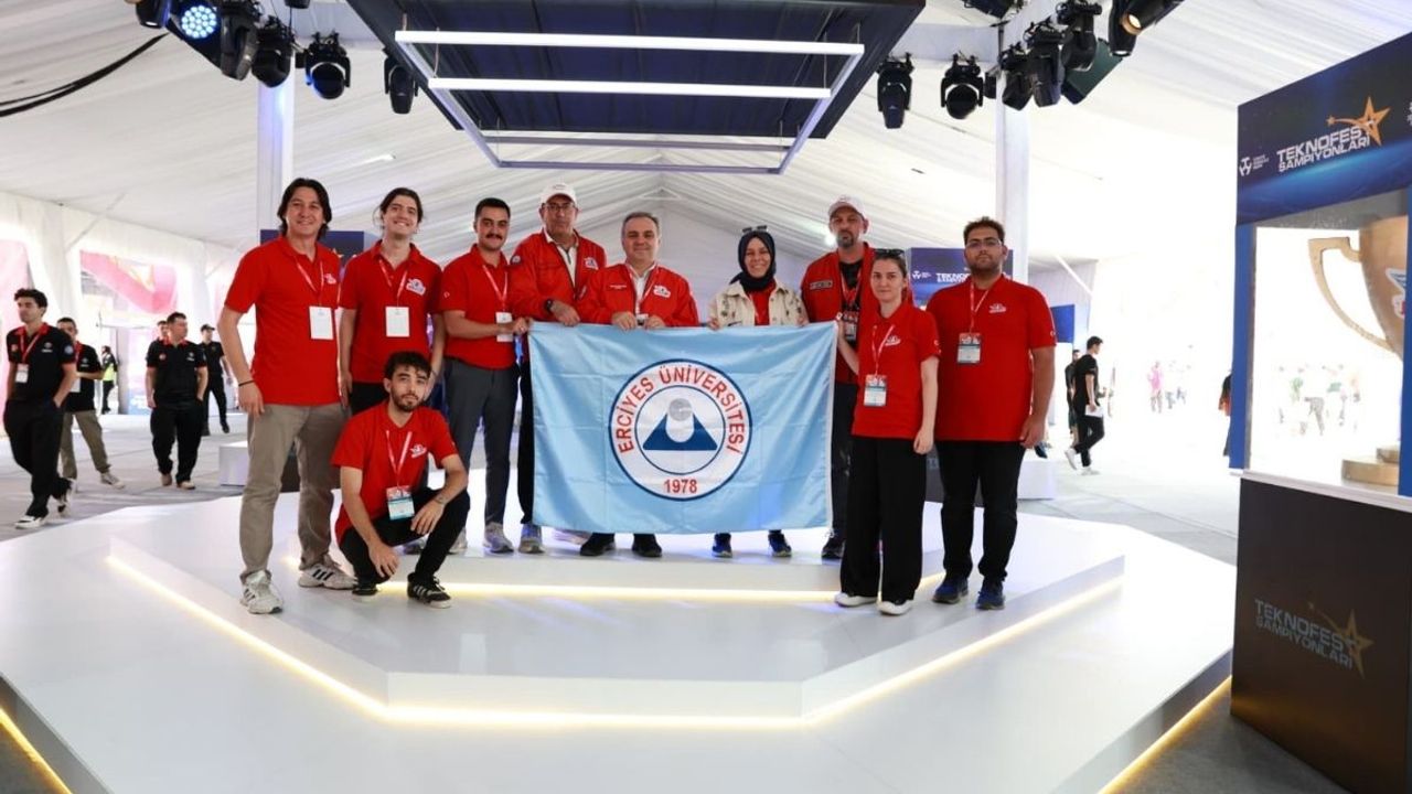 Rektör Altun TEKNOFEST 2025’te teknoloji tutkunlarıyla buluştu