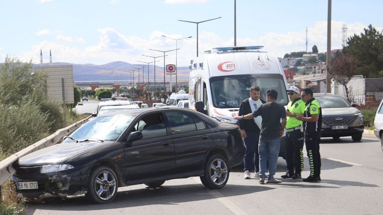 Otomobil tır ile bariyer arasında sıkıştı, metrelerce sürüklendi!