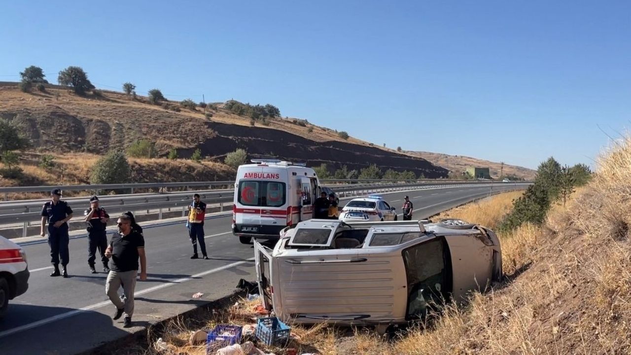 Ticari araç takla attı, yolcular can pazarı yaşadı!