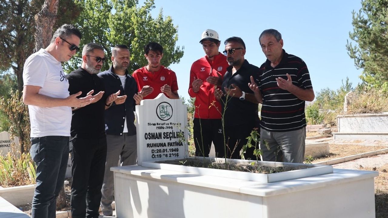 Sivasspor Kayserispor maçında hayatını kaybeden taraftarlarını andı