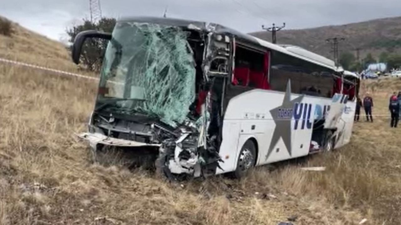 Sivas otobüs kazasında 3'ü ağır 23 yaralı, bölge savaş alanına döndü!
