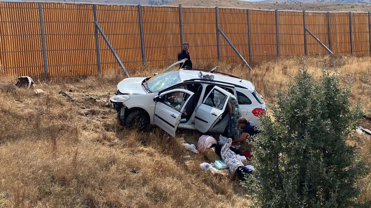Yoldan çıkan araçta 1’i bebek 4 kişi yaralandı!