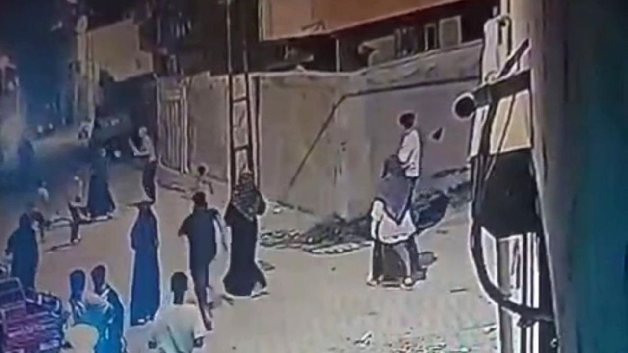 Adana’da Sesinden rahatsız olduğu çocuklara sopayla saldırdı