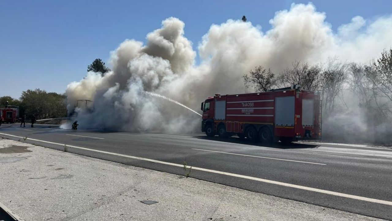 Ev eşyası yüklü tır alev alev yandı