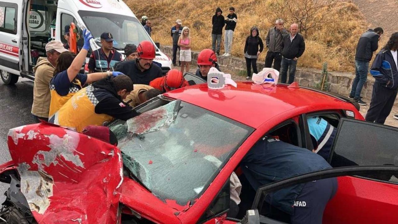 Turist minibüsüyle otomobil çarpıştı çok sayıda yaralı