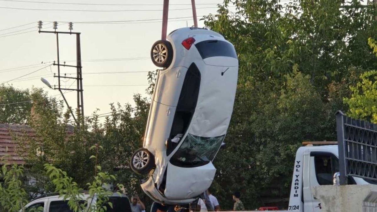 Otomobil okul bahçesine düştü: 1 yaralı